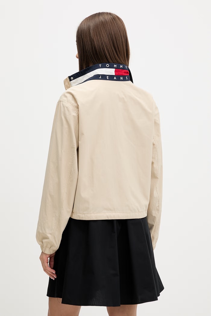 Îmbrăcăminte Tommy Jeans geacă de tranziție pentru femei DW0DW20439 bej