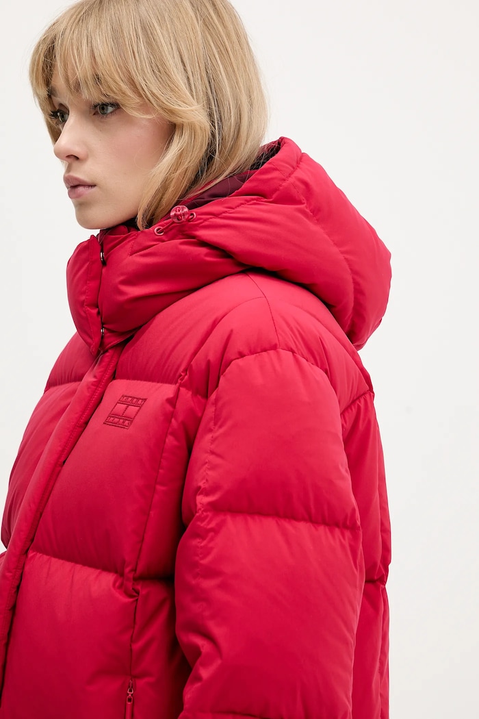 Páperová bunda Tommy Jeans červená DW0DW21623