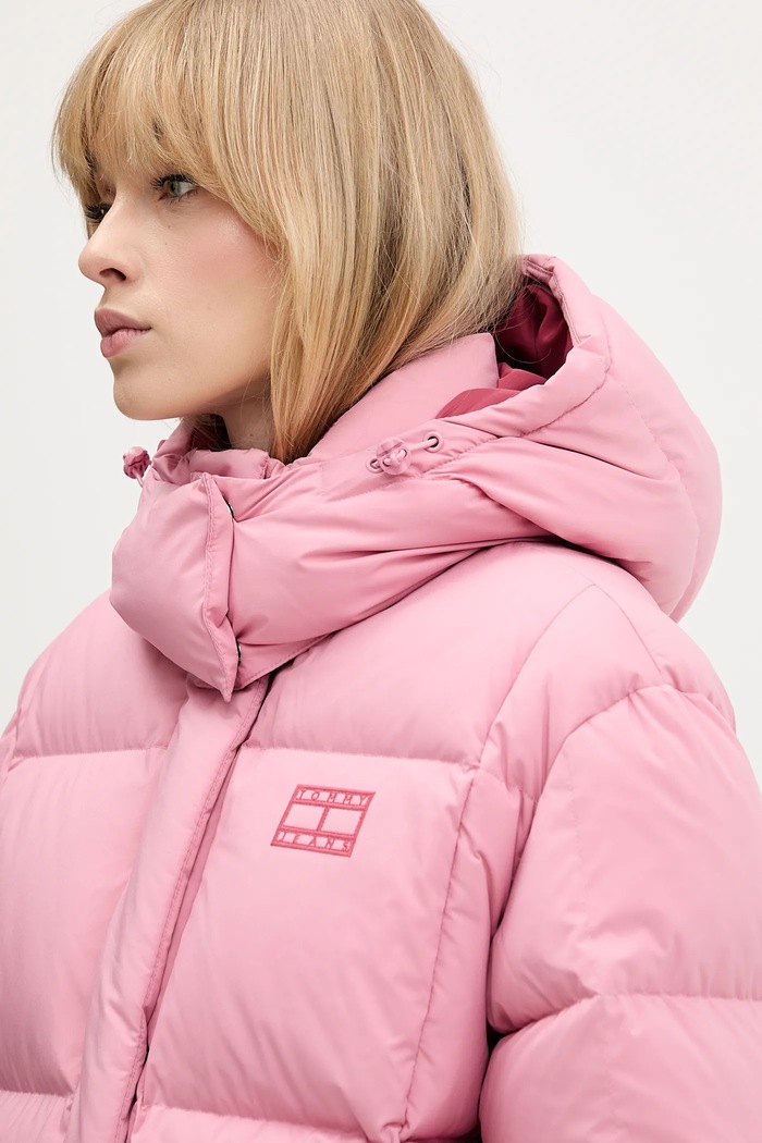 Páperová bunda Tommy Jeans ružová DW0DW21623
