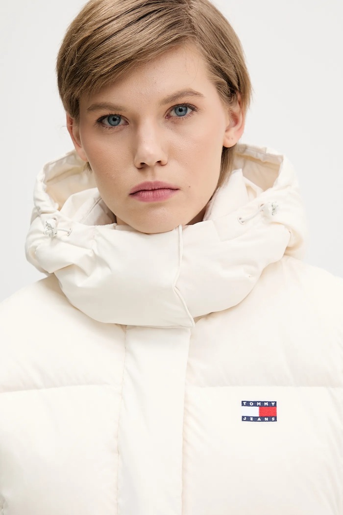 Пухено яке Tommy Jeans бежов DW0DW21624