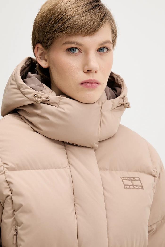 Μπουφάν με επένδυση από πούπουλα Tommy Jeans μπεζ DW0DW21624