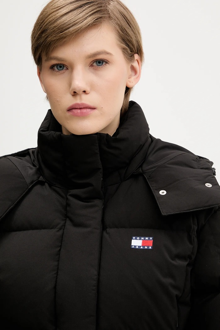 Пухено яке Tommy Jeans черен DW0DW21624