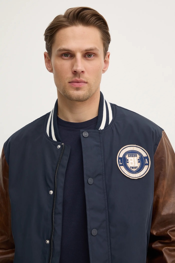 Bomber jakna Guess VARSITY mornarsko modra M5RL19.WGU82