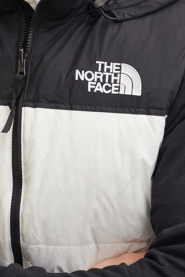 Páperová vesta The North Face 1996 Retro Nuptse NF0A3JQQROU1 béžová