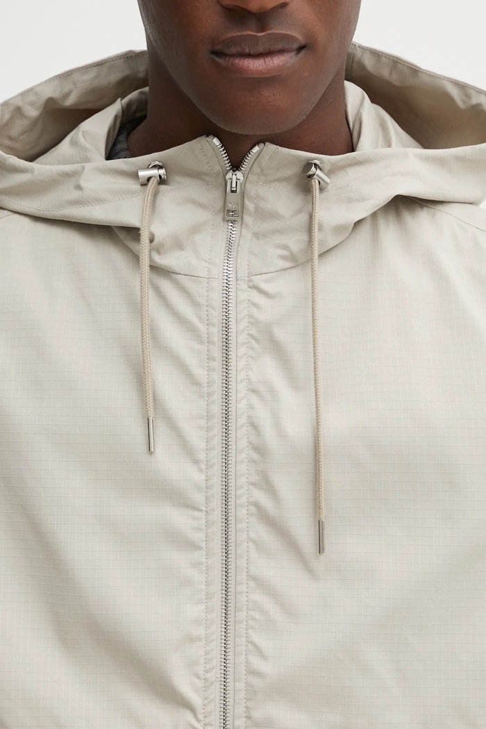Куртка Maison Kitsuné Hooded Zipped Windbreaker бежевий OM02113WW9056