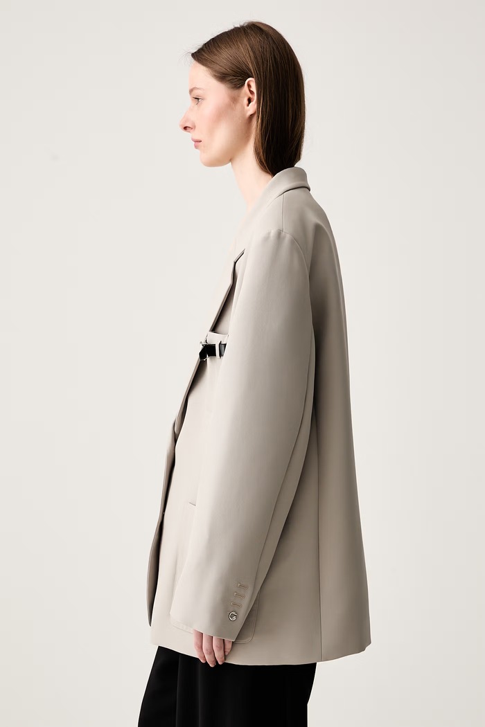 Coperni Belted Pocket Tailored sacou cu un singur rând de nasturi pentru femei COPV69F3004 bej SS25