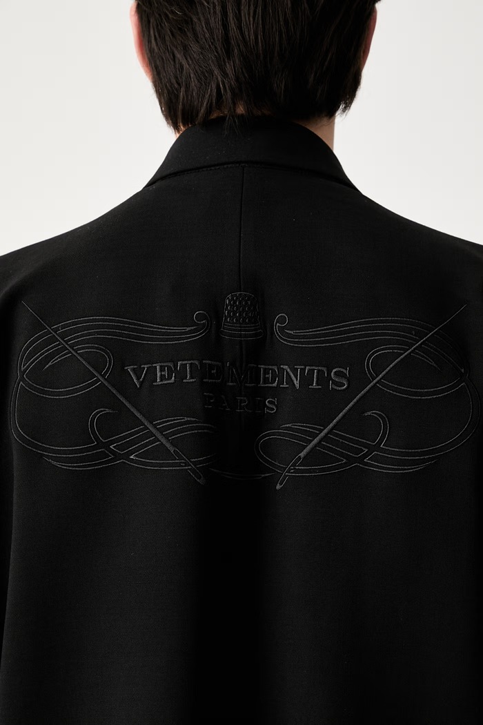 Vetements Logo Embroidered Single Breasted jednoradové sako s vlnou pánske UA66JA400B čierna