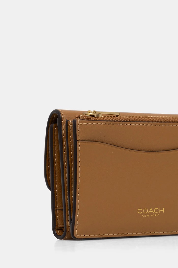 Кожен портфейл Coach CZ111 бежов SS26