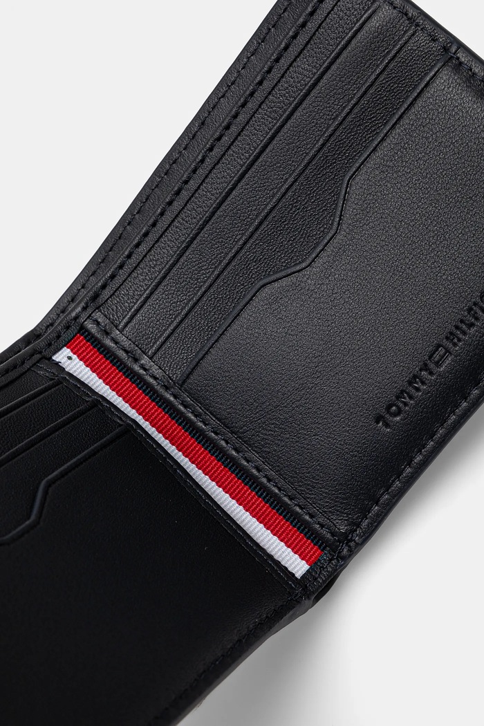 Kožená peněženka Tommy Hilfiger námořnická modř AM0AM13042