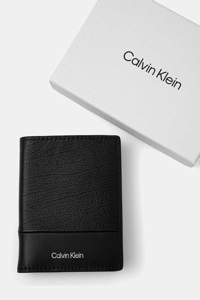 Δερμάτινο πορτοφόλι Calvin Klein μαύρο K50K512921