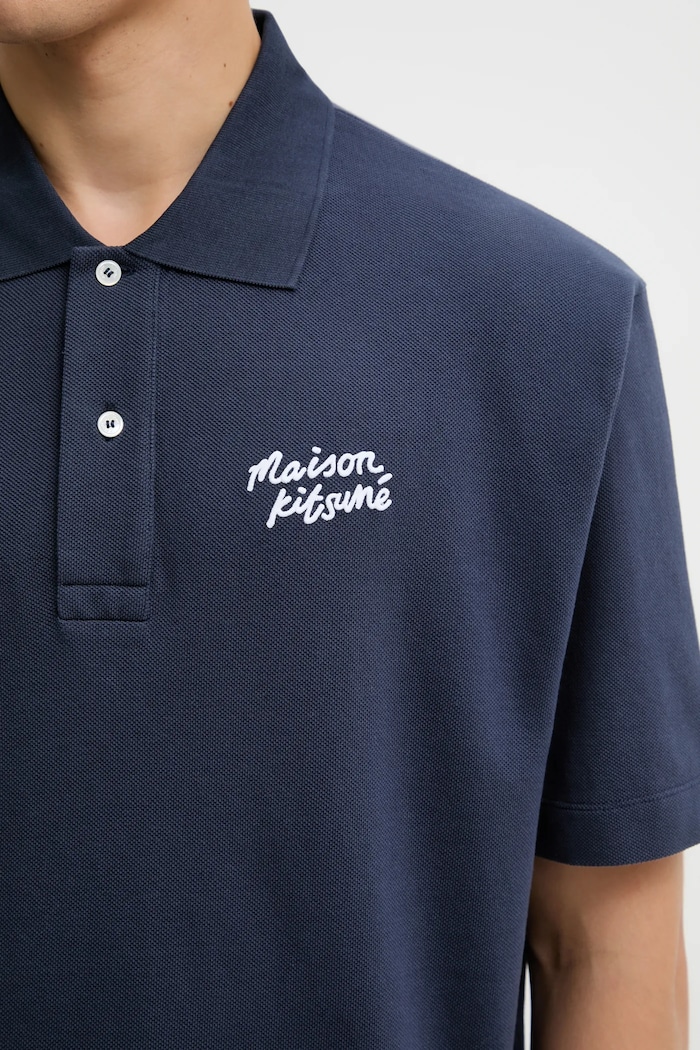 Βαμβακερό μπλουζάκι πόλο Maison Kitsuné Maison Kitsune Handwriting Comfort σκούρο μπλε MM00201KJ7010