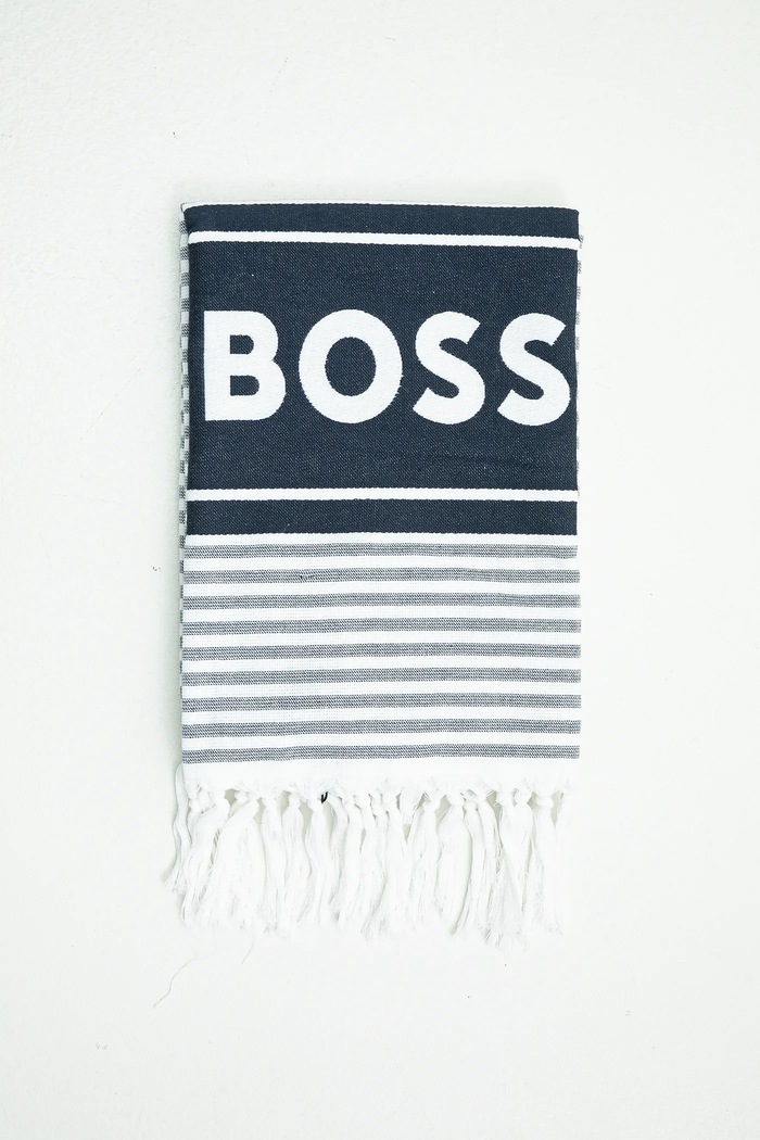 Středně velký bavlněný ručník BOSS Riviera 71 x 140 cm 50540424 námořnická modř SS25