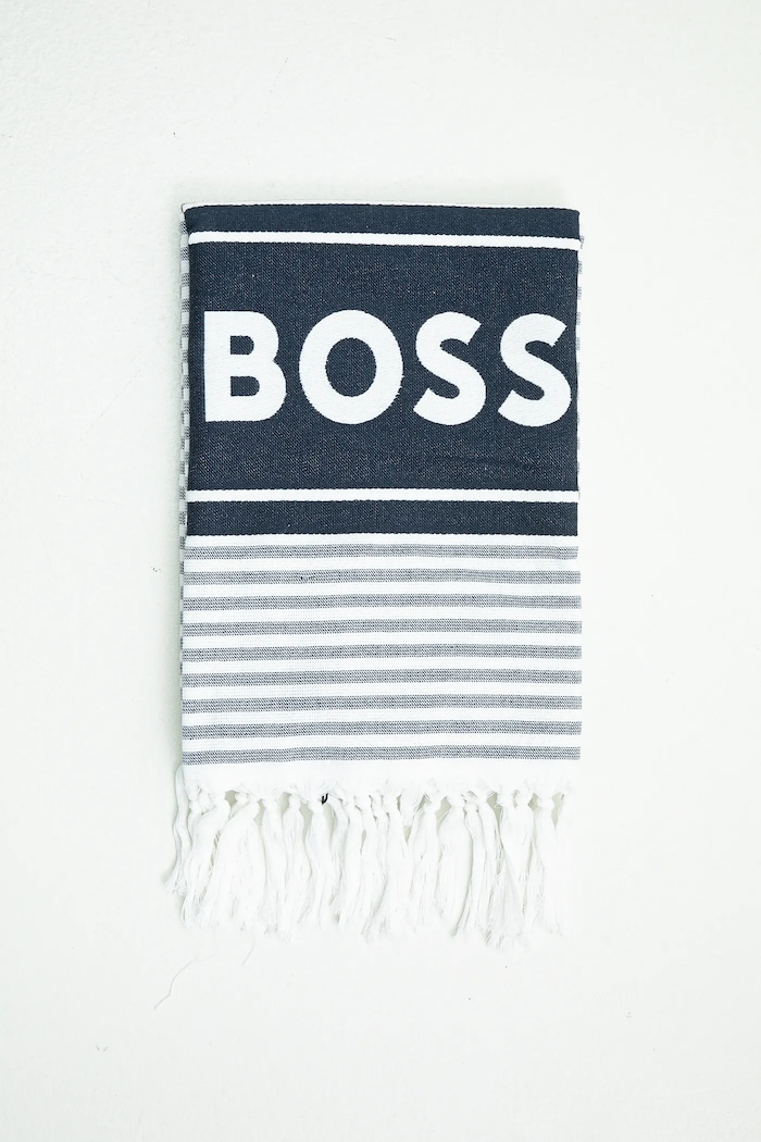 Středně velký bavlněný ručník BOSS Riviera 71 x 140 cm 50540424 námořnická modř SS25