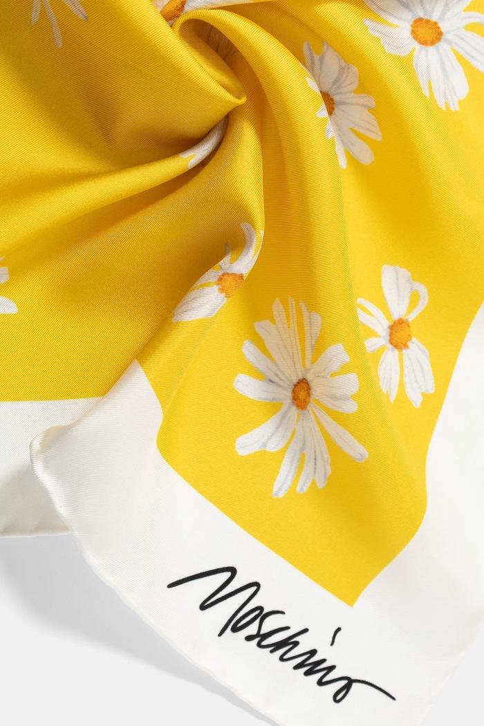 Doplňky Hedvábný šátek Moschino 90 x 90 cm M3228.3549 žlutá