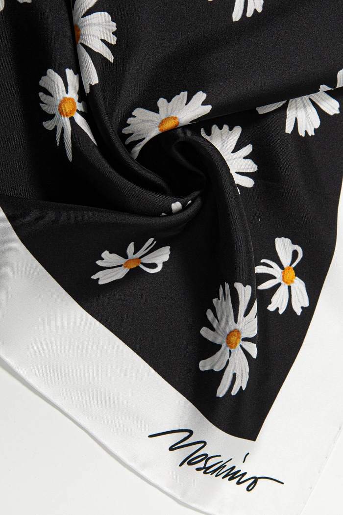 Hedvábný šátek Moschino 90 x 90 cm M3228.3549 černá SS25