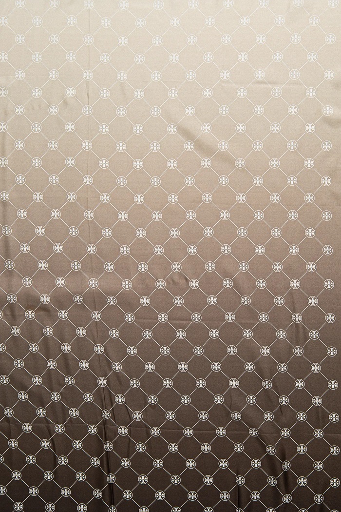 Hedvábná šála Tory Burch T Monogram Silk Oblong 167410.250 béžová SS25