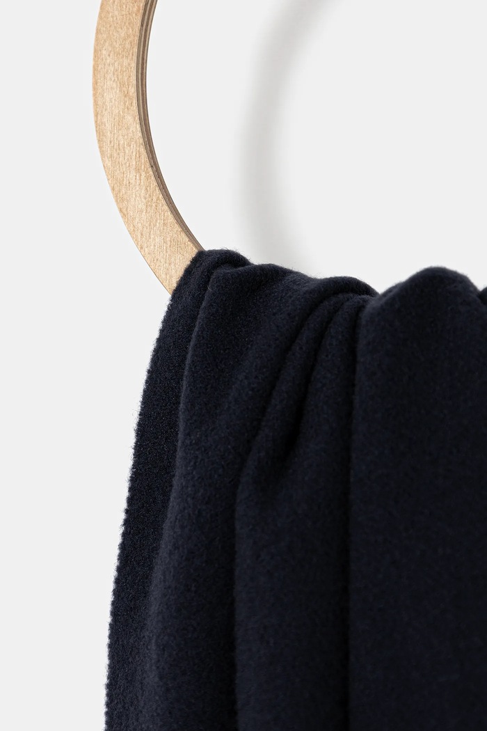 Μάλλινο κασκόλ Maison Kitsuné Bold Fox Head MM06201BT3004 σκούρο μπλε SS25