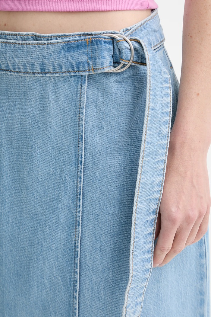 Levi's spódnica jeansowa COLUMN WRAP SKIRT niebieski 001VG