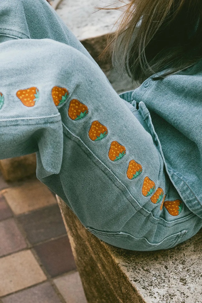 Dětské rifle Tinycottons STRAWBERRIES EMBROIDERED JEANS džíny modrá SS25.247