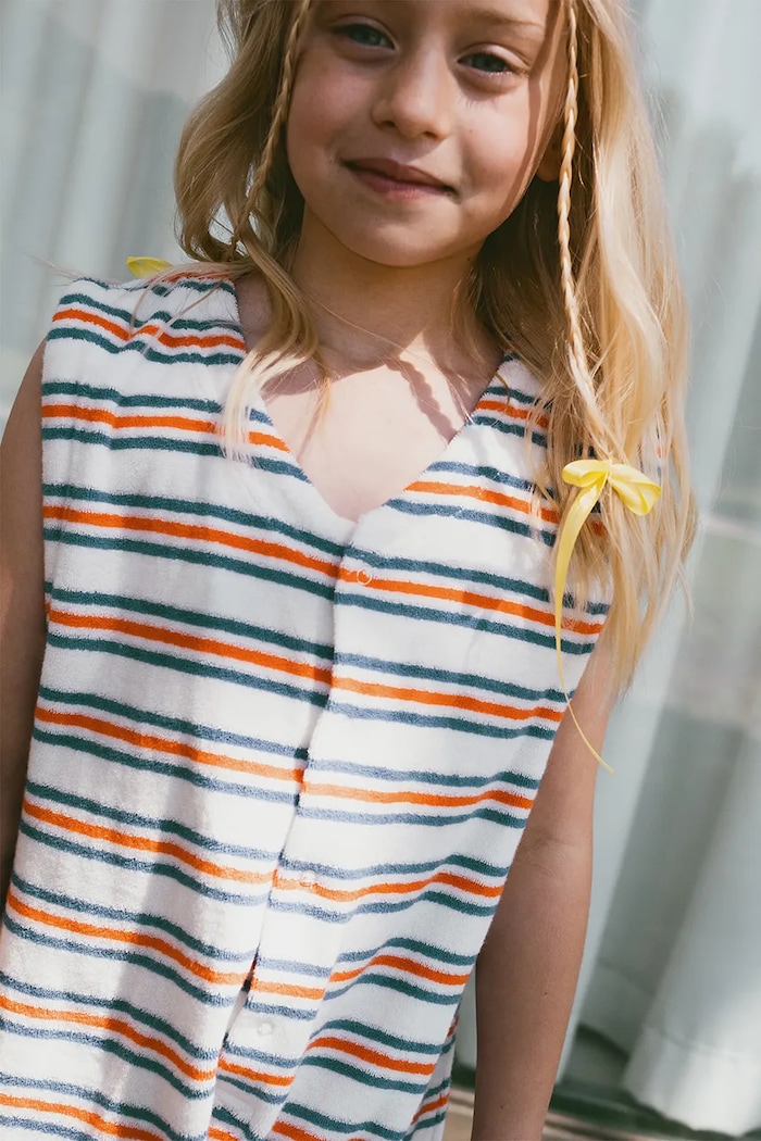 Детски памучен гащеризон Tinycottons STRIPES MULTICOLOR JUMPSUIT райе бял SS25.131