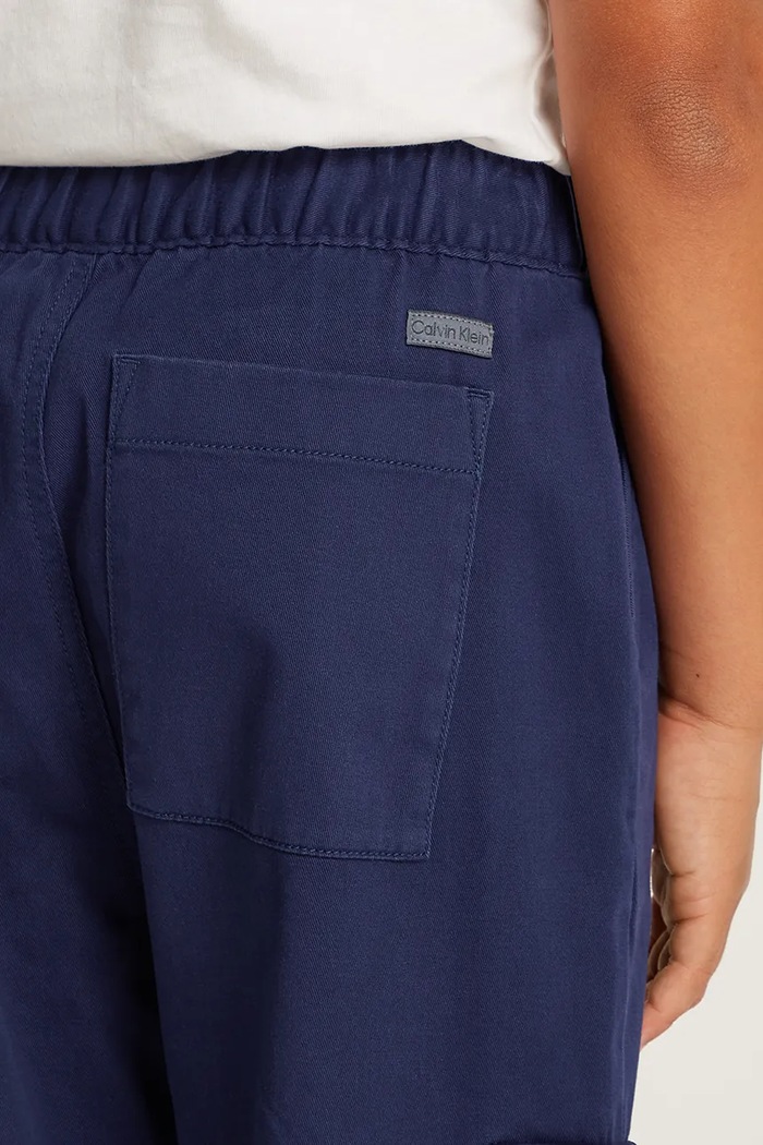 Calvin Klein Jeans gyerek nadrág TWILL SKATER CARGO IB0IB02338.PPYA sötétkék