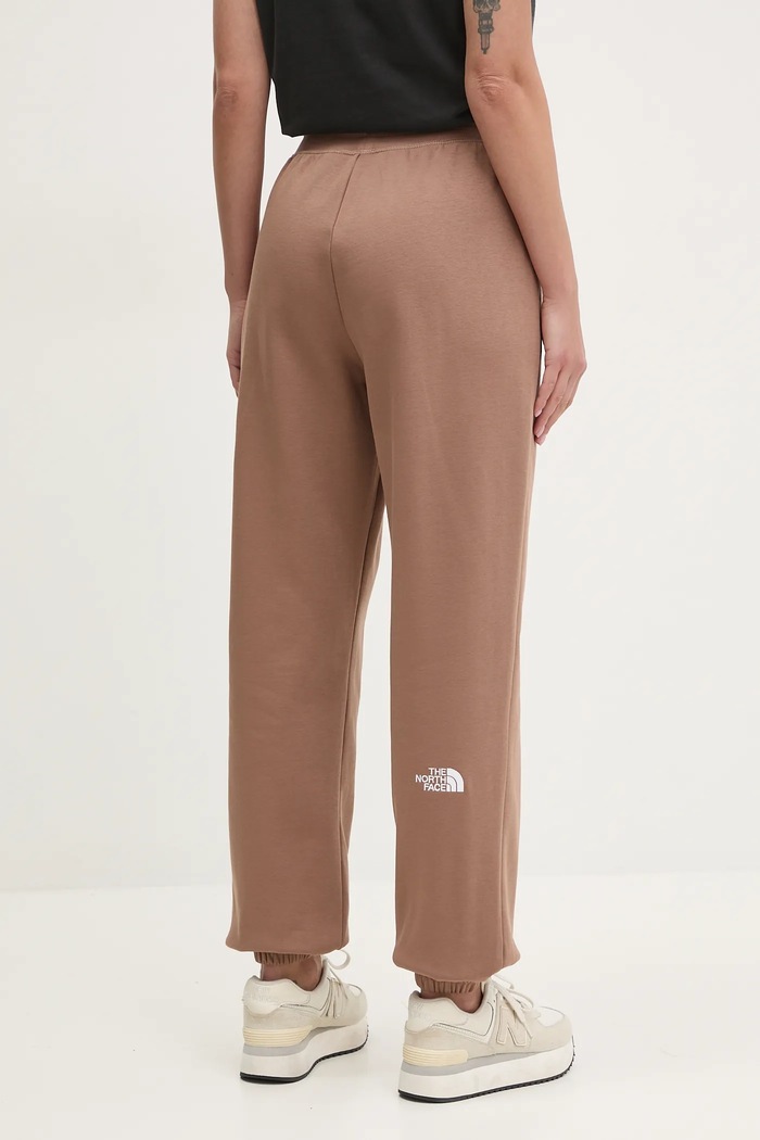 Tepláky The North Face Essential Relaxed NF0A8C1G6IH1 hnědá SS25