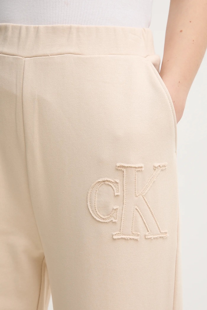 Calvin Klein Jeans spodnie dresowe bawełniane beżowy J20J225355