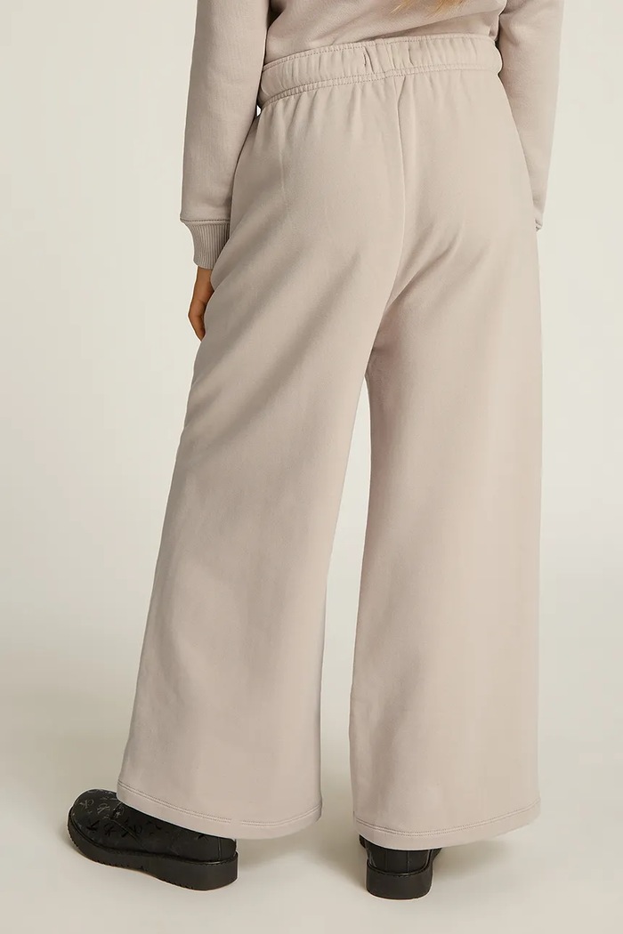 Calvin Klein Jeans spodnie dresowe dziecięce HANDW LOGO WIDE beżowy IG0IG02775.128.176.PPYA