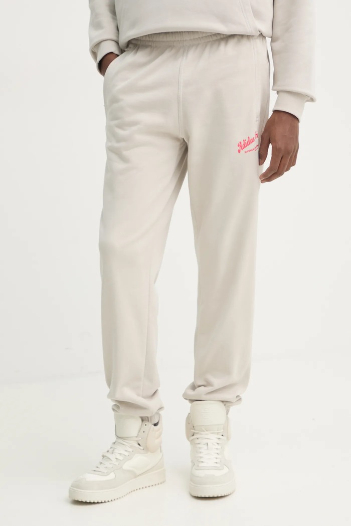Памучен спортен панталон adidas Originals Wabash памук бежов JD0672
