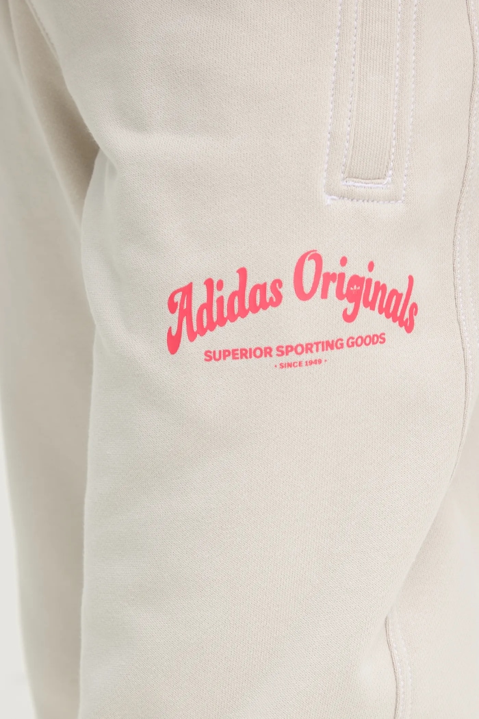 Памучен спортен панталон adidas Originals Wabash бежов JD0672