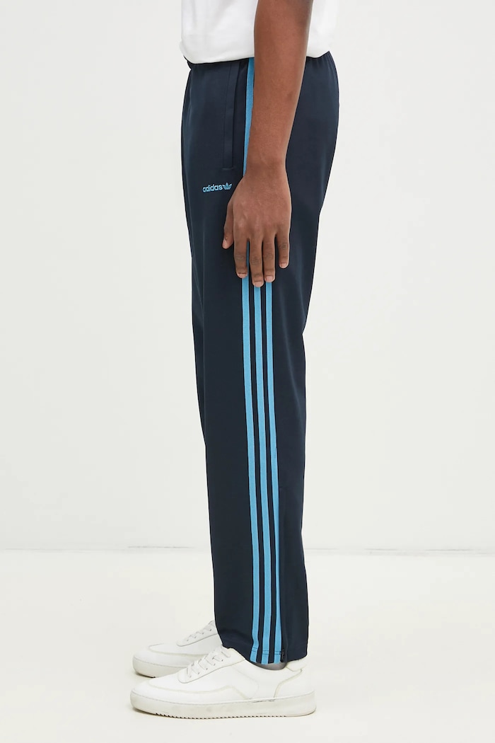 adidas Originals pantaloni della tuta Track Pant JC8363 blu navy SS25