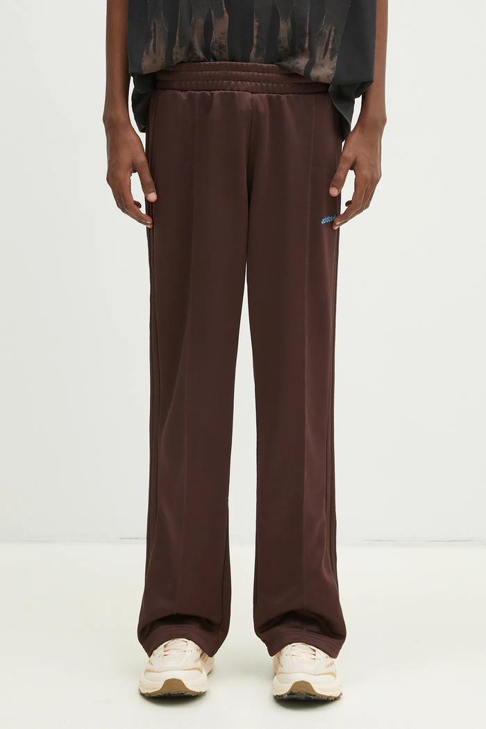 Παντελόνι φόρμας adidas Originals Flare Pant πλεκτό ύφασμα καφέ JC8381