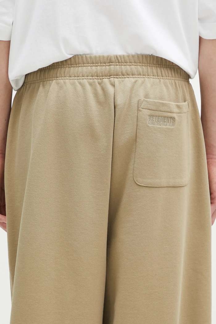 VETEMENTS joggers Oval Logo beige UA66SP600T