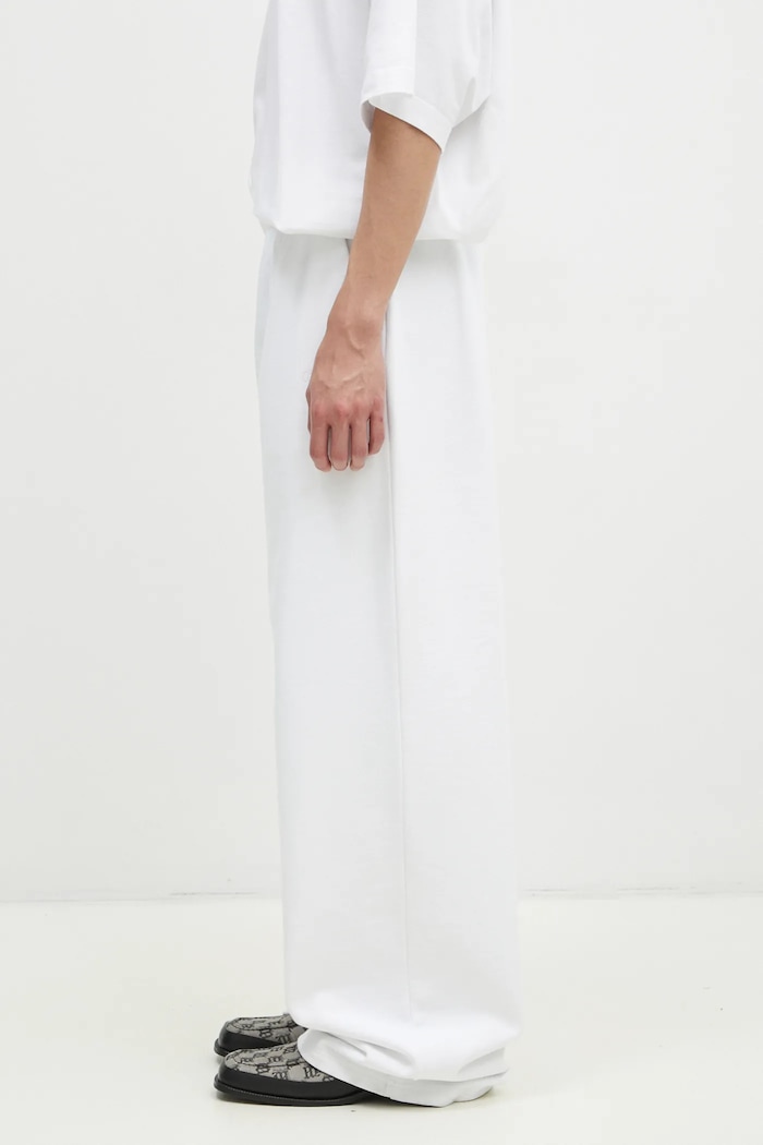 VETEMENTS spodnie dresowe Embroidered Logo UA66SP630W biały SS25