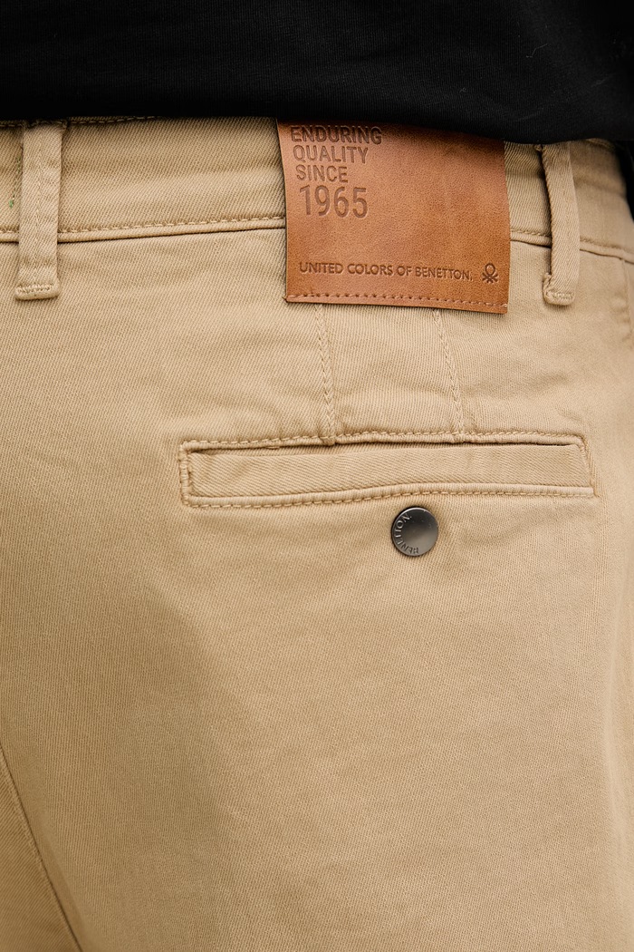 United Colors of Benetton chino kalhoty pánské bavlněné s elastanem béžová 4Q60UF05G