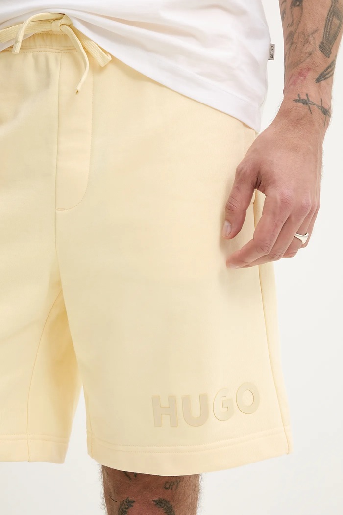 Βαμβακερό σορτσάκι HUGO κίτρινο 50535260