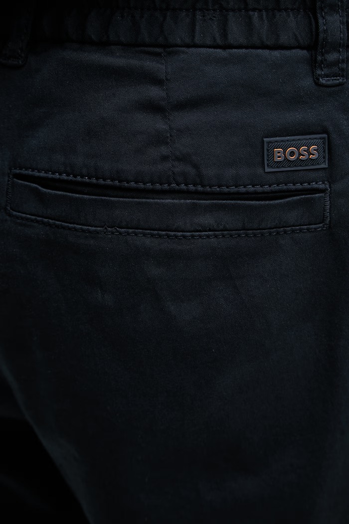 BOSS Orange chino kratke hlače moške iz bombaža z elastanom mornarsko modra 50536885