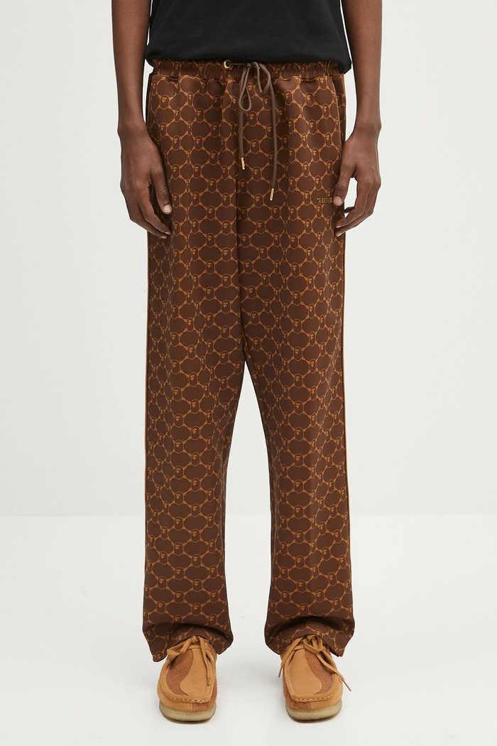 Παντελόνι φόρμας A Bathing Ape College Monogram Relaxed Fit εμπριμέ καφέ 1L30152311
