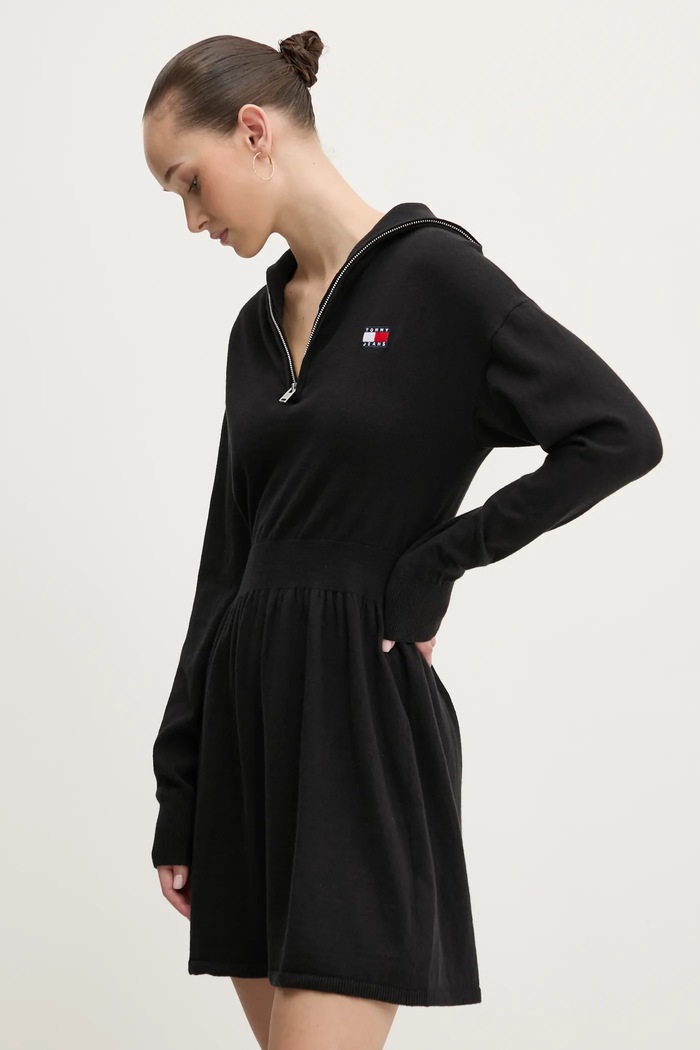 Tommy Jeans sukienka z domieszką wełny DW0DW19480 czarny SS25