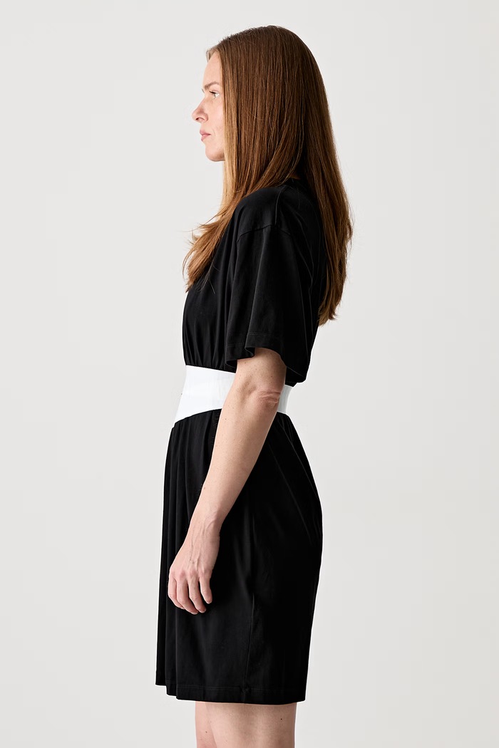 MM6 Maison Margiela sukienka gładka bawełniana S52DA0063 czarny SS25