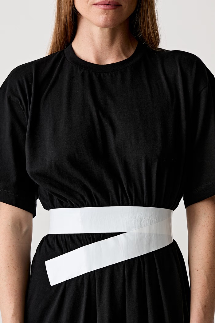 MM6 Maison Margiela sukienka gładka bawełniana czarny S52DA0063