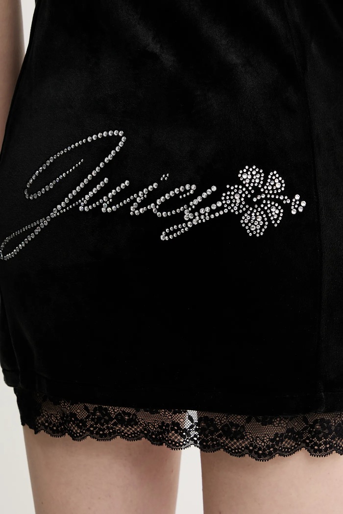 Zamatové šaty Juicy Couture JUICY HIBISCUS CRYSTAL JCWED125337 čierna
