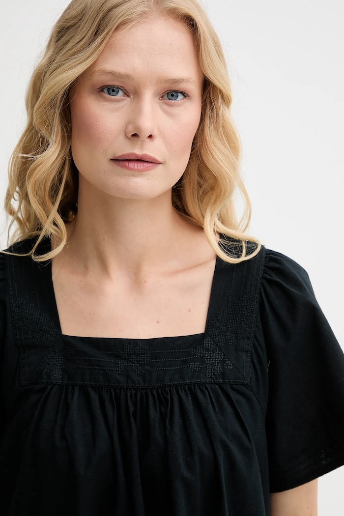 Levi's sukienka z domieszką lnu AMBRE BABYDOLL DRESS czarny 001HT