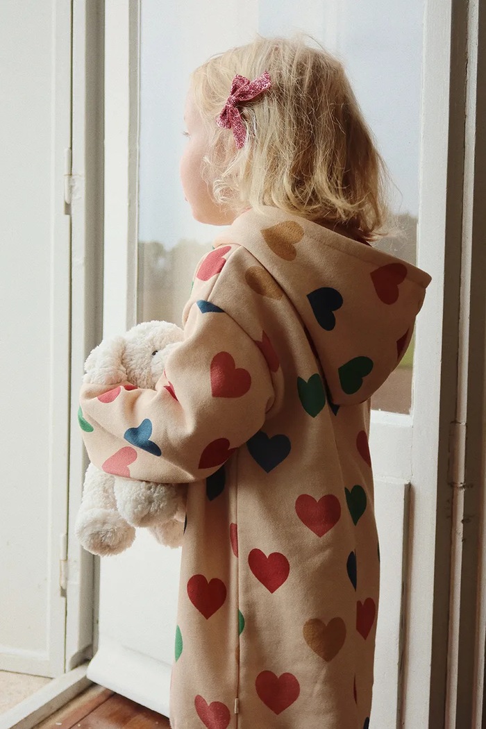 Konges Sløjd sukienka dziecięca LOU HOODIE DRESS OCS nadruk beżowy KS102856