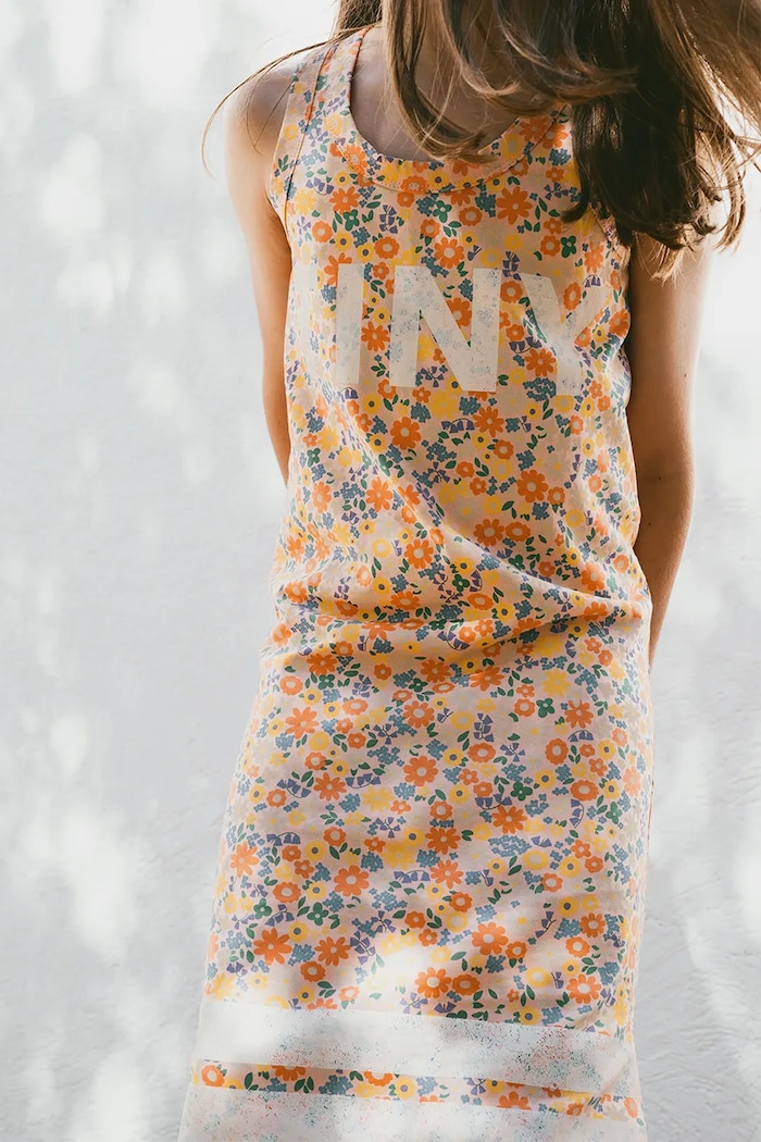 Tinycottons sukienka bawełniana dziecięca GARDEN DRESS nadruk pomarańczowy SS25.019