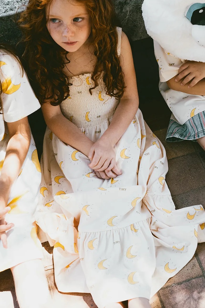 Tinycottons sukienka bawełniana dziecięca MIDNIGHT SUN DRESS nadruk beżowy SS25.022
