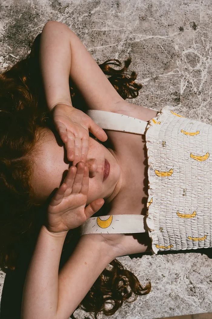 Tinycottons sukienka bawełniana dziecięca MIDNIGHT SUN DRESS beżowy SS25.022