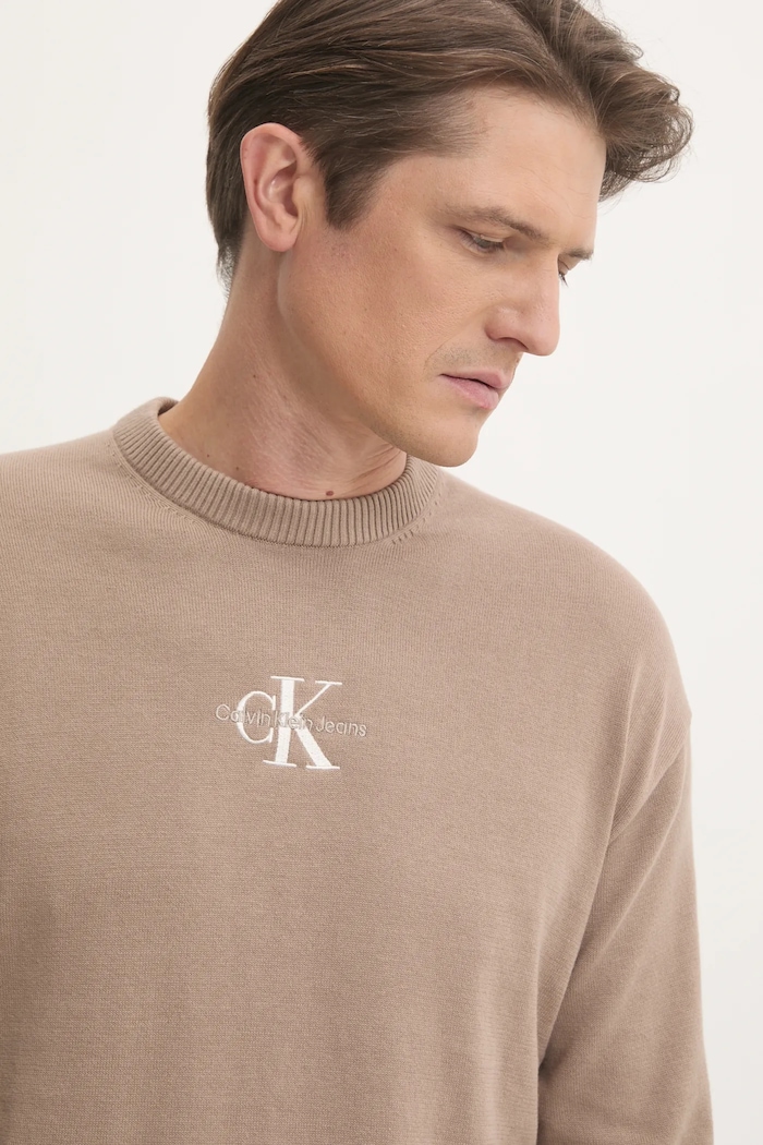 Calvin Klein Jeans sweter bawełniany aplikacja brązowy J30J327404