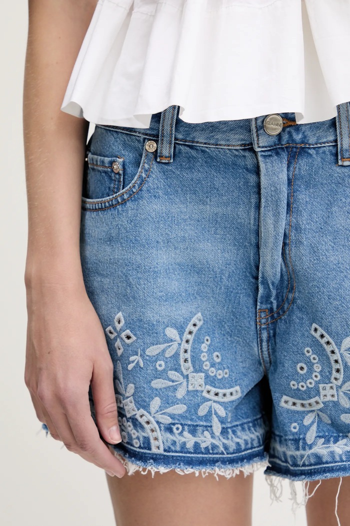Džínové šortky GANNI Broderie Anglaise Denim modrá J1678