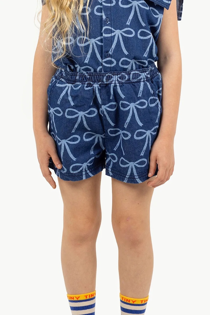 Детски къси панталони Tinycottons BOWS WOVEN SHORT син SS25.234